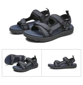 Gedetailleerde weergave van heren outdoor sandalen in marineblauw met verstelbaar klittenband