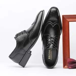 Chaussures de ville en cuir noir pour hommes style richelieu avec semelle compensée