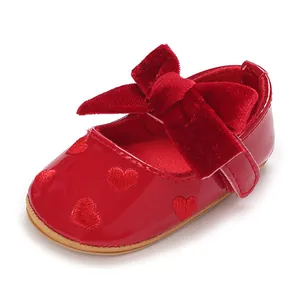 Scarpine neonata rosse modello principessa con grande fiocco in velluto e cuori ricamati