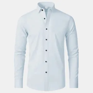Detailansicht eines hellblauen bügelfreien Slim-Fit-Langarmhemdes für Herren