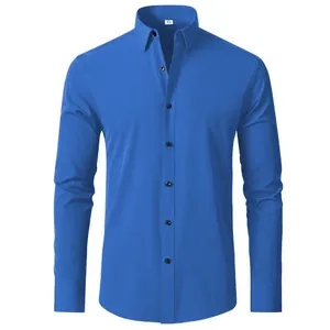 Detailansicht eines blauen, bügelfreien Vier-Wege-Stretch-Herren-Langarmhemdes.