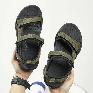Trendy olijfgroene herensportsandalen met verstelbare bandjes en duurzame zachte zolen.