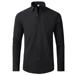 Detailansicht eines schwarzen, bügelfreien Stretch-Herrenhemdes mit elegantem Kragen.