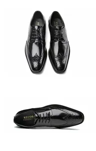 Vue détaillée des chaussures Brogue en cuir noir avec bout fleuri et lacets élégants