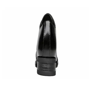 Vue arrière de chaussures de ville pour hommes en cuir noir avec détails du talon