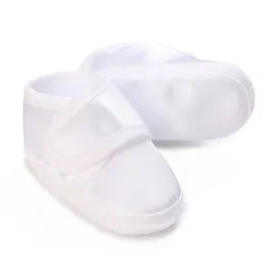 Elegante weiße Taufschuhe aus Satin für Babys mit praktischem Klettverschluss im Detail