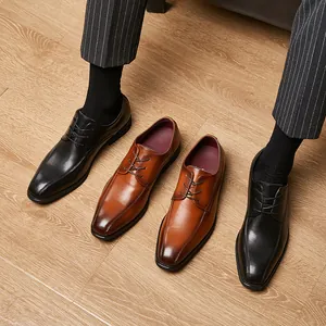 Klassische Herren-Derbyschuhe im britischen Stil in Schwarz und Braun für das Büro.