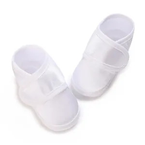 Detailansicht weißer Taufschuhe für Babys aus Satin mit verstellbaren Klettverschlussriemen