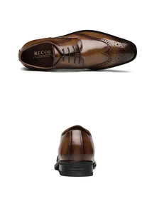 Vues détaillées de chaussures Brogue en cuir marron avec motifs perforés et lacets.