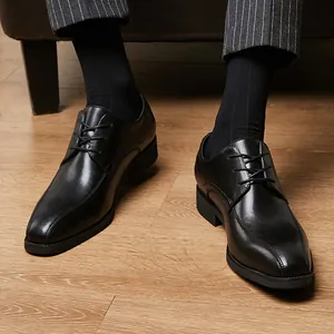 Elegante schwarze Herrenschuhe im britischen Stil, Business-Leder-Derbys auf Holzboden