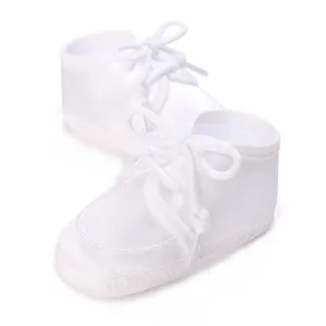 Elegante weiße Baby Taufschuhe aus Stoff mit weicher Sohle und Schleifendetail