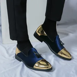 Mocassins élégants en velours bleu pour hommes avec détails brogue dorés sur le bout.