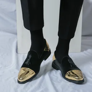 Élégants mocassins Brogue noirs pour hommes en velours côtelé avec un bout doré