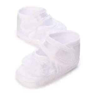 Detailansicht der eleganten weißen Taufschuhe aus Spitze für Babys mit weichen Sohlen