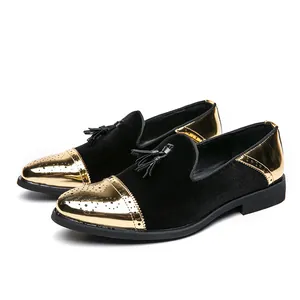Mocassins élégants en daim noir pour hommes avec bouts en métal doré et glands