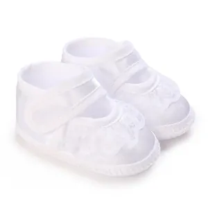 Weiche weiße Taufschuhe mit eleganter Spitze für Babys von 0-1 Jahr, hochwertige Qualität