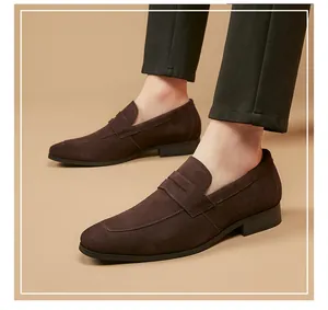Vue détaillée des mocassins en daim marron foncé pour hommes au design élégant et chic