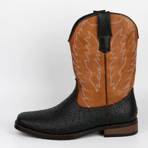 Vista detallada de botas de vaquero retro para hombre con bordado y punta cuadrada.