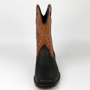 Vista frontal de botas de vaquero vintage con punta cuadrada y textura de avestruz