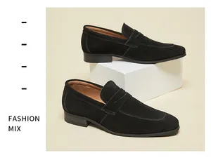 Gros plan de mocassins en daim noir sur un support d'exposition blanc épuré