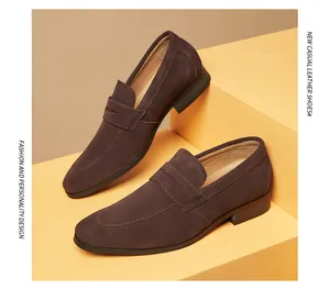 Vue détaillée de mocassins en daim marron foncé pour hommes sur un fond jaune vif