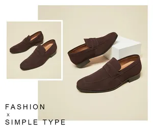 Gros plan sur des mocassins en daim marron au design minimaliste et texture premium