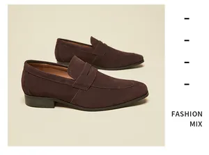 Gros plan sur des mocassins pour hommes en daim marron foncé au design minimaliste