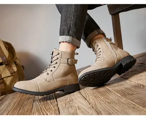 Gedetailleerd zijaanzicht van retro kaki herenlaarzen met gesp en antislipzool
