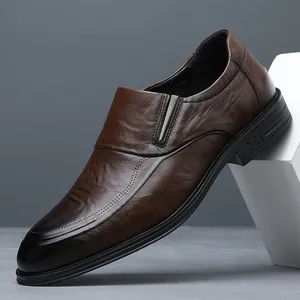 Nahaufnahme eines braunen Leder-Slippers, der Materialtextur und Nähtendetails zeigt.