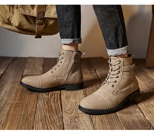 Dichtbij van kaki retro heren Martin-laarzen met rits op een rustieke houten vloer