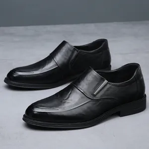 Elegante Nahaufnahme der hochwertigen schwarzen Leder-Slipper für Herren im Business-Stil