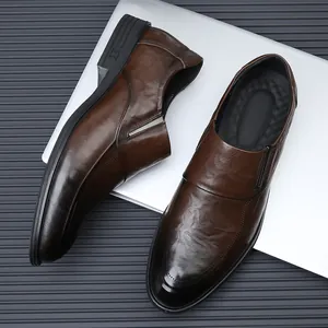 Draufsicht auf hochwertige braune Leder-Business-Loafer im eleganten Slip-on-Design