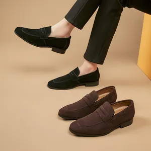 Mocassins Penny en daim pour hommes en noir et marron foncé pour un look formel