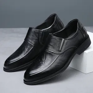 Detailansicht der schwarzen Herren-Business-Schuhe aus echtem Leder im Slipper-Design.