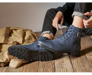 Gedetailleerde weergave van blauwe heren werkschoenen op rustieke houten vloer.