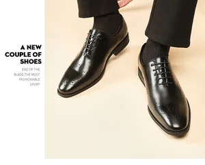 Detalle de zapatos Brogue de cuero genuino negro con finos patrones tallados
