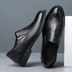 Nahaufnahme von hochwertigen schwarzen Business-Herrenschuhen aus Leder zum Hineinschlüpfen