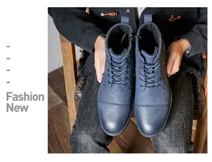 Gedetailleerd overzicht van stijlvolle blauwe heren Martin boots met veters en zijrits.
