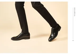 Detalle de zapatos brogue de cuero negro para hombre en una pose de caminar elegante