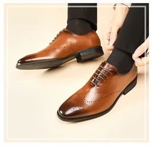 Detalle de cerca de zapatos brogue de cuero marrón con diseño perforado elegante