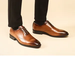 Vista detallada de zapatos Brogue de cuero marrón para hombre con motivos perforados.