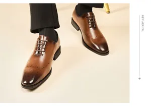 Elegantes zapatos Brogue de cuero marrón para hombre con patrones de diseño detallados