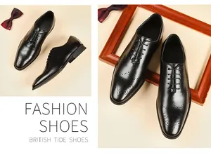 Primer plano de zapatos Oxford de cuero negro con detalles clásicos de brogue