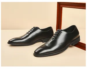 Vista detallada del patrón de ala clásico en los zapatos Brogue de cuero negro.