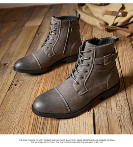 Detailweergave van grijze heren combat boots met rubberen zool en handige zijrits