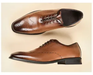 Vista detallada de zapatos de vestir brogue de cuero marrón para hombre clásicos