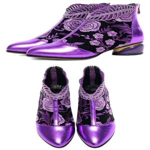 Bottines violettes élégantes de style ethnique avec broderie rose et détails de col en strass
