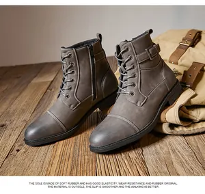 Detailopname van retro grijze heren Martin laarzen met zijrits en metalen gesp detail