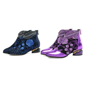 Détails de bottines ethniques brodées avec strass scintillants et talons épais carrés