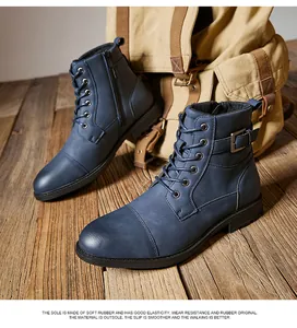 Detailopname van blauwe retro herenlaarzen met zijrits en een decoratieve gesp.